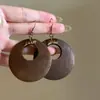 Pendientes de borla con carcasa de madera marrón transfronterizos europeos y americanos, pendientes de estilo vintage Maillard, pendientes de mujer de lujo ligero de alta gama
