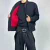 Jaqueta Curta Patchwork Color Block Transfronteiriça para Homens, Jaqueta Baseball com Vibe Americana para Outono e Primavera, Roupa Externa de Alto Padrão Vermelha e Preta