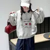 Conjunto de primavera/otoño moderno y elegante para niñas: un conjunto de dos piezas que incluye una sudadera con cuello y estampado de dibujos animados y pantalones vaqueros estilo workwear