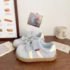 Zapatillas de velcro lindas y originales estilo coreano para niñas, edición primavera/otoño 2026, mocasines de nicho, zapatillas casuales blancas ligeras y versátiles