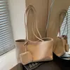 Nova bolsa feminina de grande capacidade retrô para comércio exterior, bolsa tote casual e simples, bolsa de ombro de braço moderna e única