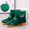 Botas de lluvia cálidas, zapatos de lluvia cortos para mujer adultos, botas de agua de felpa de invierno, zapatos de goma antideslizantes para trabajadores de oficina, zapatos sin cordones para uso en la cocina