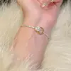 Pulsera Geométrica Exquisita Chapada en Oro Real con Circonita de Alto Grado Perceptiva para el Viaje Diario Pulsera de Personalidad Diseño Sensación Nueva Pulsera