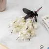 Flores artificiales y plantas verdes para crear un ambiente de casa de huéspedes, incluyendo flores artificiales de *Smilax glabra*, adecuadas para exhibir en la zona de entrada, con arreglos florales vintage