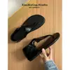 Sandálias Chinelo Tanga Estilo Preguiçoso Retro para Mulheres Verão 2026 Versátil Fashionável Estilo Férias Sandálias Rasteiras com Tira para Dedos