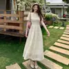 Vestido de ganchillo de encaje pesado color blanco roto, estilo nuevo de verano 2026, súper elegante y juvenil, elegante vestido de longitud media