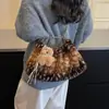 Invierno Nuevo Estampado de Leopardo Bolso Casual para Mujer Viaje al Trabajo 2026 Versátil Súper Popular Bolso Cruzado Bolso de Hombro de Felpa Moda