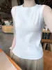 Regata feminina de algodão confortável para o verão com alças largas nos ombros e design em costas 'I', adequada para usar em camadas como uma blusa básica