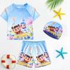 Maiô Duas Peças Manga Curta para Meninos com Estampa do Desenho Nezha e Color Blocking, Inclui Touca de Natação, Roupa de Banho Infantil, Fornecimento Direto do Fabricante