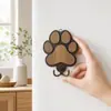 Colgador de llaves de madera con diseño de pata de gato simple con impresión 2D plana de alta definición, soporte de pared con forma de pata de gato bicolor