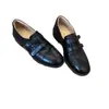 Mocassins slip-on estilo britânico retrô para mulheres, novos sapatos pequenos versáteis de couro 2026 com saltos grossos e fecho de velcro, sapatos de uso único da moda