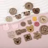 Venta al por mayor directa de fábrica cuero PU cuero que cambia de color accesorios de ropa terciopelo coreano de microfibra jeans marca de cuero marca de cuero