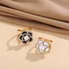 Fivela de Lenço de Seda Camélia para Mulheres, Acessório Versátil e Simples, Argola de Duplo Uso para Cantos de Lenços e Roupas, Design de Nicho, Moderno e de Alta Qualidade