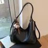 2025 Nova Bolsa Tote Pingente de Pelúcia Bolsa Feminina Moda Simples Versátil para o Dia a Dia Bolsa de Ombro Grande Capacidade Camurça