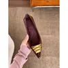 Primer Encuentro Zapatos de Salón de Punta Baja con Hebilla Metálica Retro para Mujer Otoño Rojo Vino Versátiles Tacón de Gato Zapatos para Ir al Trabajo Tacón Bajo