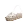 Nueva colección de verano: Pantuflas de suela gruesa y tacón de cuña, Chanclas de estilo coreano con adornos de pedrería y perlas, Sandalias transparentes para mujer de exterior, Al por mayor