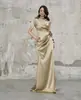 Vestido de noche blanco de satén, sin mangas, con hombros descubiertos, de estilo francés, lujo ligero, con detalles florales tridimensionales y corte sirena ajustado a la cintura.
