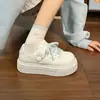 Zapatos de mujer 2026 nuevos primavera y otoño estudiante modernos suela blanda de moda versátiles casuales zapatillas de deporte suela gruesa que aumentan la altura zapatos blancos