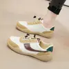 Zapatillas de cuero para mujer 2026 nuevo modelo de otoño, zapatos blancos con suela blanda y parte superior suave, casuales y ligeros, adecuados para madres, zapatillas de entrenamiento alemanas B62