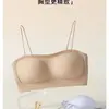 Nuevo sujetador strapless sin costuras de seda helada para mujer, con base incorporada, antideslizante, diseño integrado, espalda bonita, tirantes finos