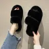Chinelos peludos, antiderrapantes, estilosos e casuais para usar ao ar livre, novo modelo outono e inverno 2026, de uma tira, forrados com pelúcia, pantufas quentes de algodão, tamanho grande