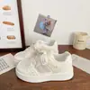 Novos Sapatos Brancos de Malha de Marca Pequena Femininos 2026 Novo Estilo Hong Kong Retro Versátil Festa Estudante Esportes Casual Tênis de Skate