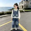 Conjunto de Primavera y Otoño para Niñas 2026 Nueva Moda Chaleco de Mezclilla Infantil Conjunto de Tres Piezas Ropa de Otoño de Moda para Niños Pequeños