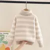 Suéter de cuello alto para niños con forro polar integrado, engrosado para otoño e invierno, nuevo 2026, tejido de punto cálido y elegante para niños mayores