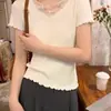 Camiseta de punto de manga corta de seda helada con cuello en V y encaje para mujer, nuevo estilo caluroso de verano 2026, top ajustado de nicho para chicas a la moda