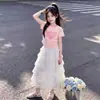 Camiseta de manga corta moderna y a la moda para niños mayores, nuevo estilo de verano, elegante y delicado conjunto de dos piezas con falda de encaje tipo pastel