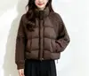 2026 Nova Moda Estilo Coreano Patchwork Manga Tricô Trançado Gola Alta Jaqueta de Algodão Feminina Inverno Nova Baixa Altura Solta Versátil Jaqueta de Algodão