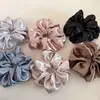 Scrunchie de Cetim Perolado Estilo Coreano com Strass e Pregas, Alto Valor Estético, Acessório Versátil para Prender o Cabelo