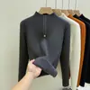 Suéter de tricô grosso com veludo interno, manga longa, feminino, novo estilo outono e inverno 2026, camada base quente, gola semi-alta integrada com veludo, camiseta de baixo