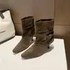 Botas de Cano Curto Apontadas Salto Agulha Estilo Coreano First Encounter Season Femininas Chegada Nova Outono/Inverno 2026 Botas de Moda com Fivela em Camurça Botas Emagrecedoras