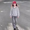 Conjunto de Chaqueta Informal con Capucha de Manga Larga para Niños de Talla Mediana a Grande con Diseño Versátil y Pantalones de Mezclilla Modernos