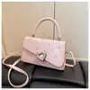 Bolsa Clutch Nova Coração com Cadeado Quadrada Pequena para Mulheres Estilo Coreano Suave Transversal Nicho Luxo Leve Bolsa de Ombro Primavera/Verão 2026