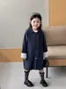Nova Roupa Infantil Estilo Coreano Outono 2026: Elegante Trench Coat Estilo Britânico com Gola Plissada e Laço para Meninas