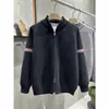 Suéter de tricô com padrão TB de três listras, conjunto combinando masculino e feminino, cardigã com gola alta, estilo old money, tendência outono/inverno, atacado de uma fábrica transfronteiriça