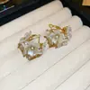Brincos de Flores de Zircônia e Pérolas Estilo Retrô Elegante Agulha de Prata Brincos de Tarraxa Moda Europeia e Americana Acessórios de Orelha de Luxo Leve de Alta Qualidade para Mulheres
