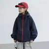 Jaqueta corta-vento infantil para meninos, novo modelo outono 2026, para crianças maiores, sobretudo trench coat infantil com capuz para outono, estilo primavera e outono, top moderno
