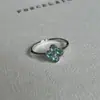 Anillo de Flor de Primavera para Mujer Zircón Azul Tesoro Diseño de Nicho Trébol de Cuatro Hojas Alto Valor de Color Turmalina Anillo para el Dedo