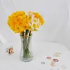 Ins Escandinavo Casual Narciso Artificial Decoración Floral para Sala de Estar Flor de Seda Sosteniendo Narciso