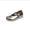 Nuevos zapatos de falda de suela blanda 2026 primavera-verano zapatos de suela plana de punta partida para mujer, zapatos Mary Jane, zapatos de un solo color poco profundos, estilo pezuña de cerdo