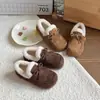 Zapatos infantiles de forro polar estilo coreano, zapatos de algodón de invierno para niñas, zapatos para niños, zapatos retro estilo Birkenstock para bebés y zapatos esponjosos de doble capa.