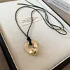 Colar Pingente Metálico em Forma de U com Acabamento de Luxo, Corrente para Suéter Retrátil Resistente, Joia Fashion de Temperamento Levemente Luxuoso para Mulheres, Design Geométrico