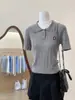 Camiseta Polo Tricô Cinza Coreana de Manga Curta para Mulheres no Verão Top Único e Bonito de Ombro Direito Curto