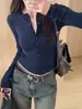Camiseta de manga larga con botones de diseño único para mujer, primavera y otoño, camiseta base corta, top ajustado para un look moderno