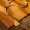 Collar de suéter con colgante de triángulo amarillo de la suerte chapado en oro estilo vintage con diamantes, similar a los que se encuentran en las joyerías