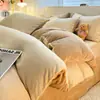 Juego de ropa de cama de cuatro piezas de felpa de leche engrosado con felpa funda de edredón de color liso sábana de franela otoño e invierno juego de cuatro piezas de felpa de coral