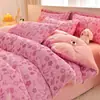 Set de cuatro piezas de terciopelo de leche bordado tridimensional engrosado para otoño e invierno, con un diseño fresco y elegante, cálido terciopelo de copo de nieve y un juego de tres piezas de terciopelo para bebé